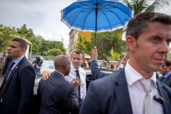 Aux Antilles, Emmanuel Macron appelle les Français à l’aide et à la patience